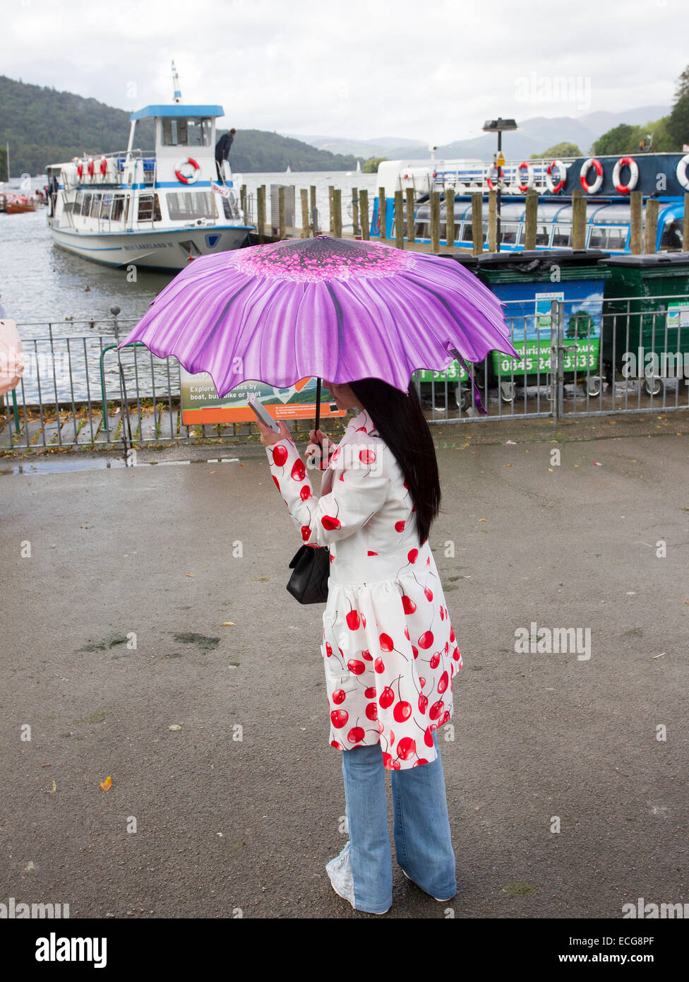 Cinese femmina giovani turisti tenendo selfies Foto Stock