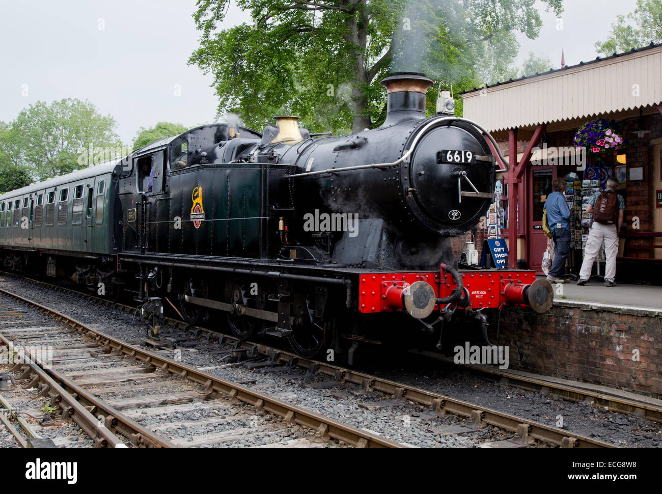 GWR Regione 0-6-0 serbatoio del motore 6619 in attesa di partire con il treno passeggeri da Tenterden stazione ferroviaria Foto Stock