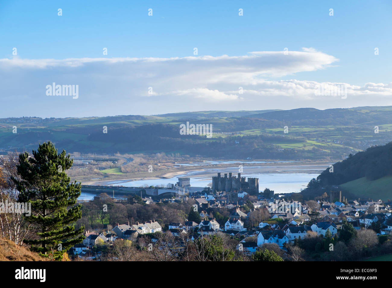 Vista da Conwy montagna sopra County town e castello accanto Afon Conwy estuario del fiume. Conwy, il Galles del Nord, Regno Unito, Gran Bretagna Foto Stock