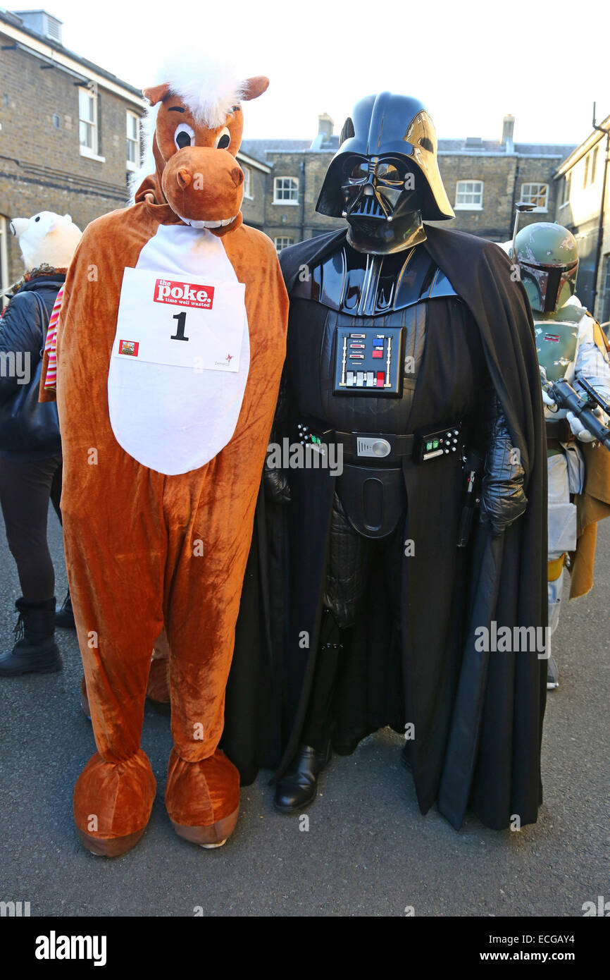 Londra, Regno Unito. Il 14 dicembre 2014. Darth Vader all annuale pantomima di Londra cavallo di razza, Greenwich, Londra che è una carità fun run con persone vestite come Pantomime Cavalli (e zebre!) in aiuto il Demelza ricovero per bambini. Quest anno il tema è stato la fantascienza e l'evento iniziato con la sfilata di un corteo guidato da Darth Vader e la sua Stormtroopers e molti Princess Leias erano a portata di mano per assistere con la esecuzione della gara. Credito: Paul Brown/Alamy Live News Foto Stock