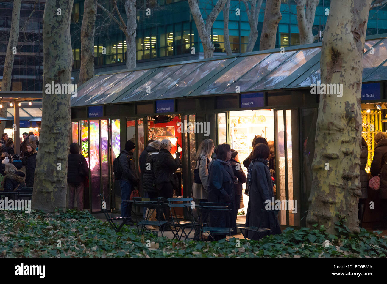 Holiday negozi presso la Bank of America inverno villaggio al Bryant Park di New York Foto Stock