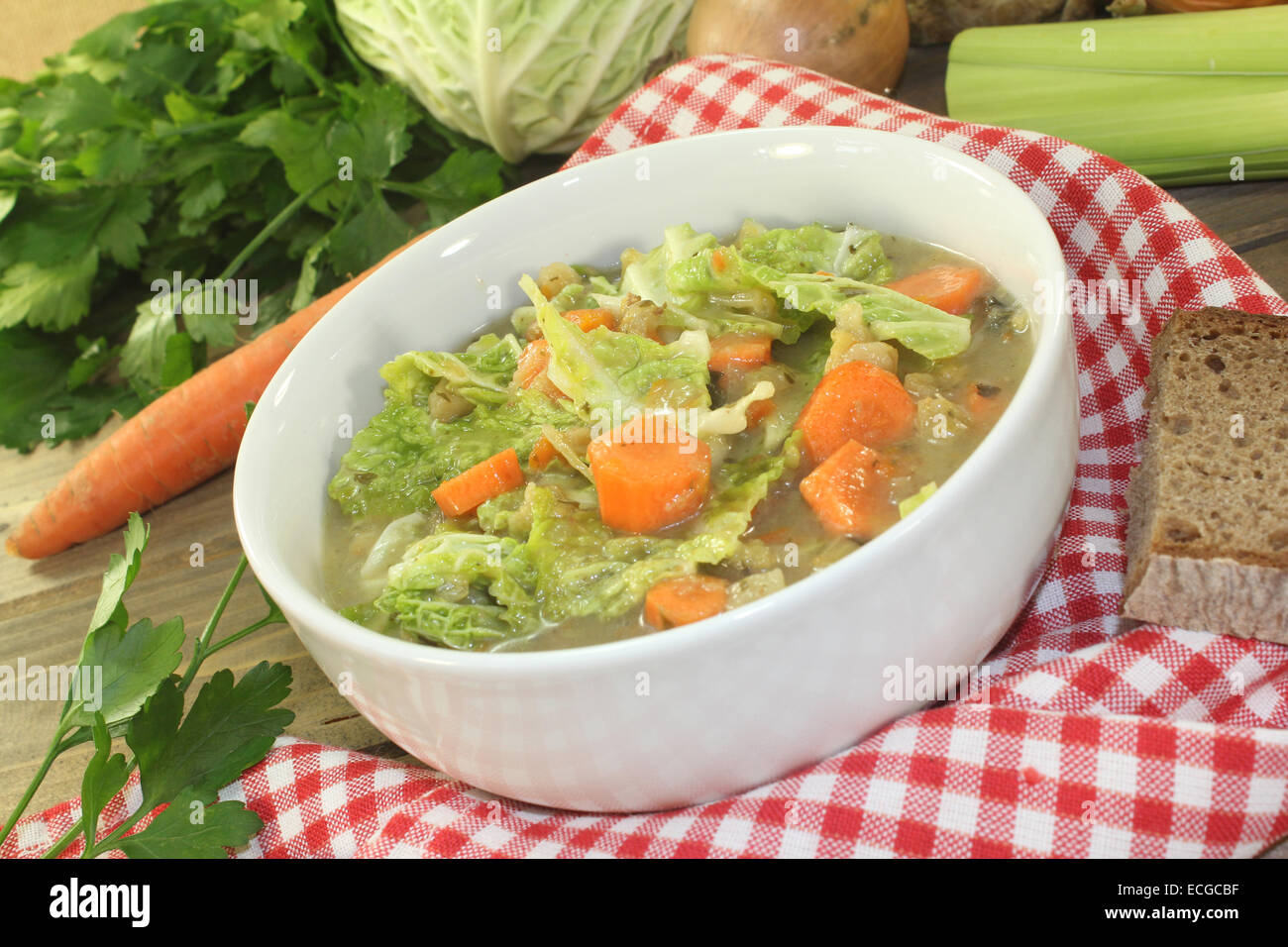 Una ciotola di cavolo verza stufato di carne con verdure Foto Stock