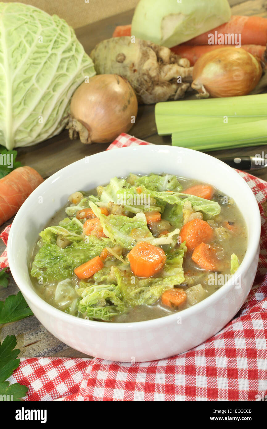 Una ciotola di cavolo verza stufato di carne con verdure Foto Stock