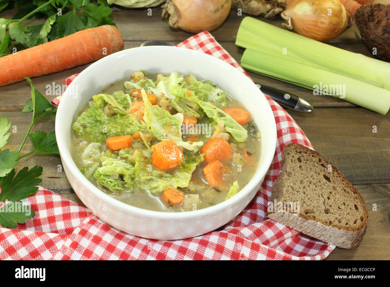 Una ciotola di cavolo verza stufato di carne con verdure Foto Stock