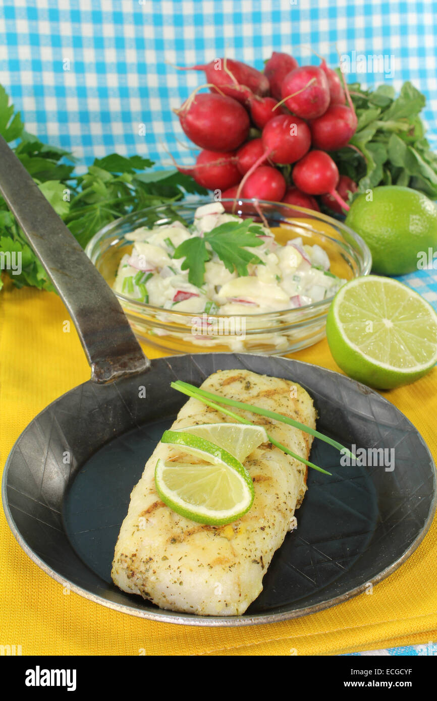 Filetto di nasello con patate e insalata di rafano e calce Foto Stock