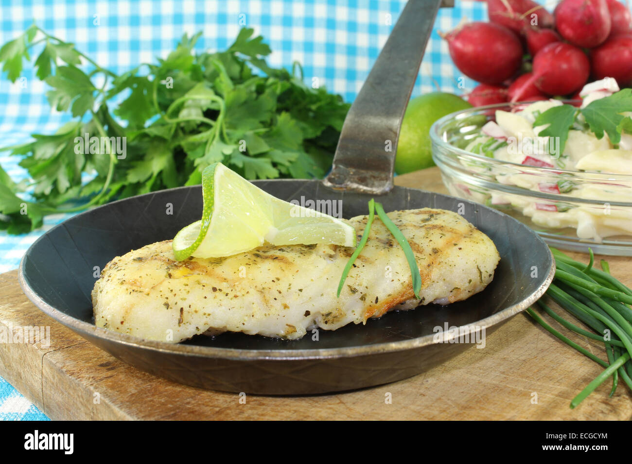 Filetto di nasello con patate e insalata di rafano e calce Foto Stock
