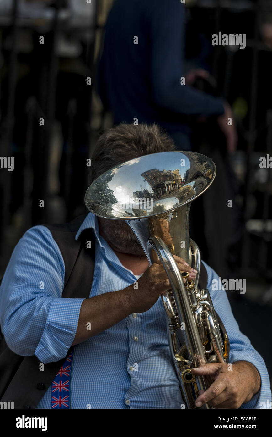 Musicista di strada la riproduzione di un corno di ottone su Cornmarket, Oxford, Regno Unito Foto Stock