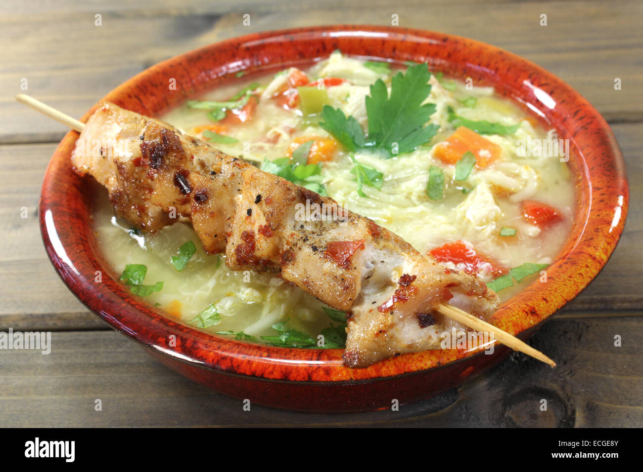 Zuppa di pollo con spiedini di pollo, prezzemolo e tagliatelle Foto Stock