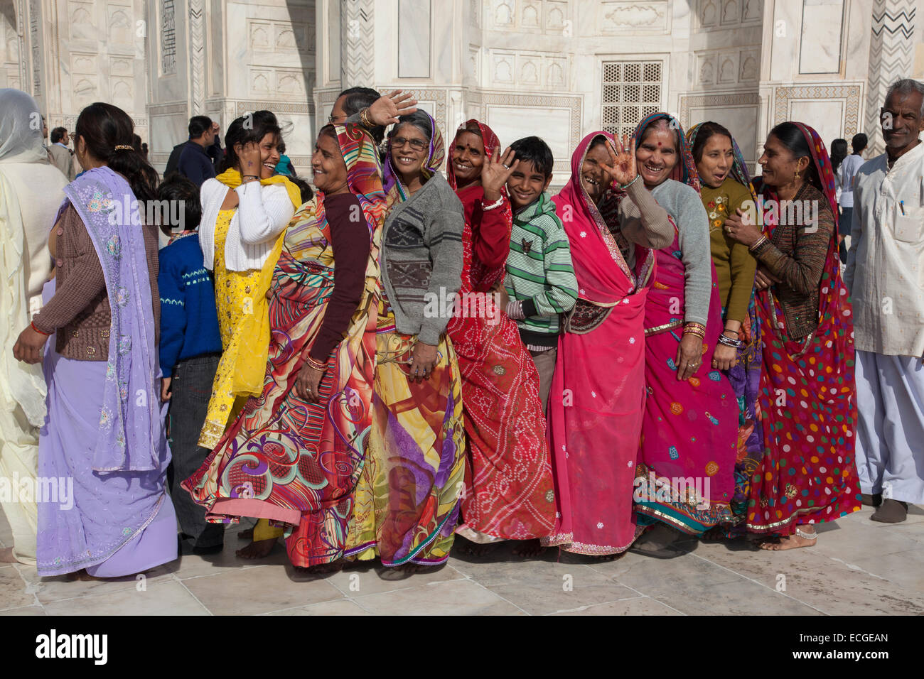 Le donne indiane in fila al Taj Mahal, Agra, India Foto Stock