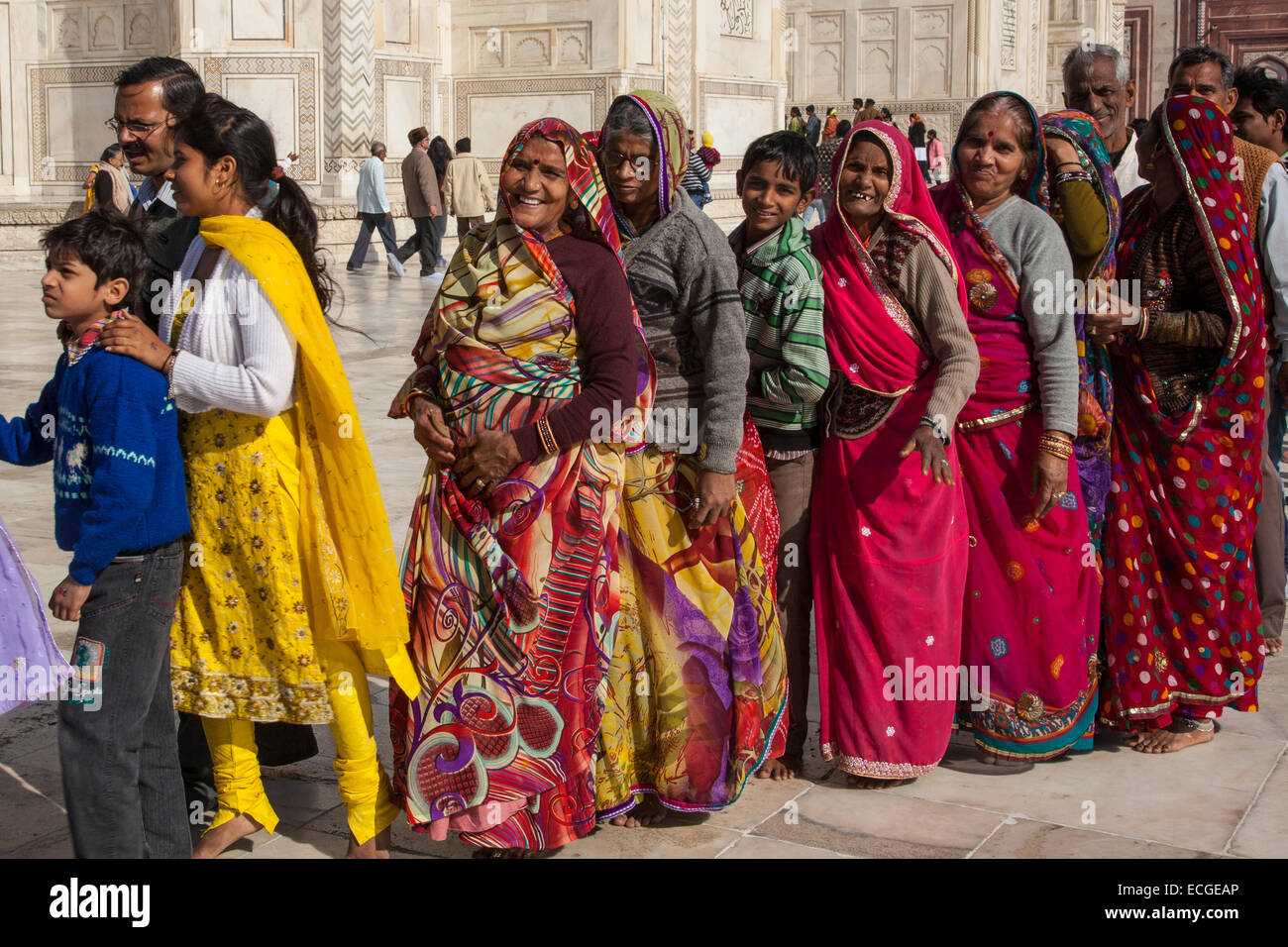 Le donne indiane in fila al Taj Mahal, Agra, India Foto Stock