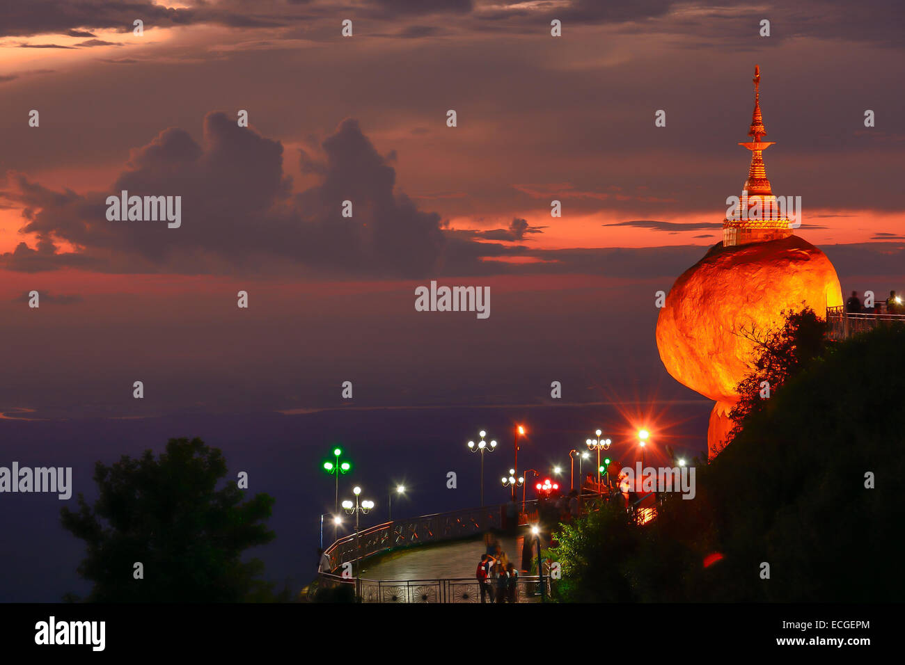 Persone in preghiera e adorazione alla pagoda Kyaikhtiyo sul tramonto, uno dei più siti sacri in Kyaikhtiyo di stato Mon in Myanmar. Foto Stock