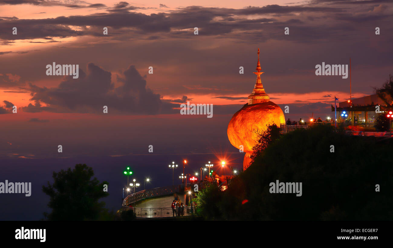 Persone in preghiera e adorazione alla pagoda Kyaikhtiyo sul tramonto, uno dei più siti sacri in Kyaikhtiyo di stato Mon in Myanmar. Foto Stock