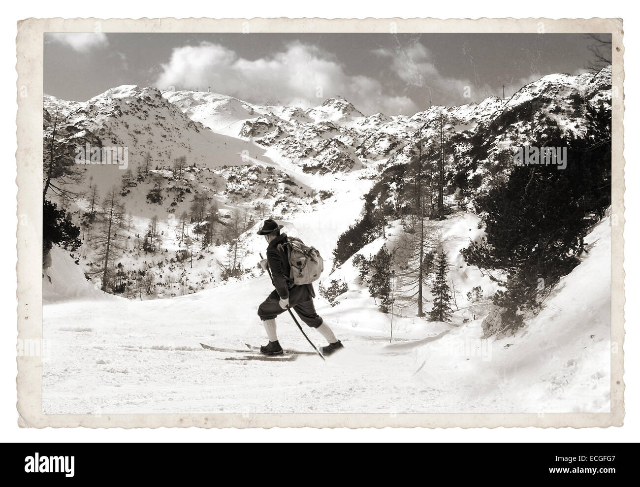 Vintage foto old sciatore con un tradizionale vecchio sci in legno Foto Stock