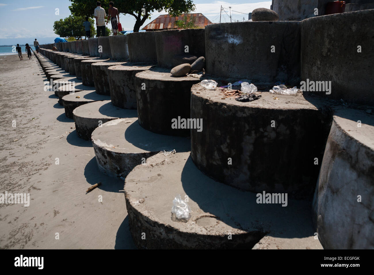 Struttura di protezione costiera sulla spiaggia di Bengkulu City, sulla costa occidentale di Sumatra, Indonesia. Foto Stock