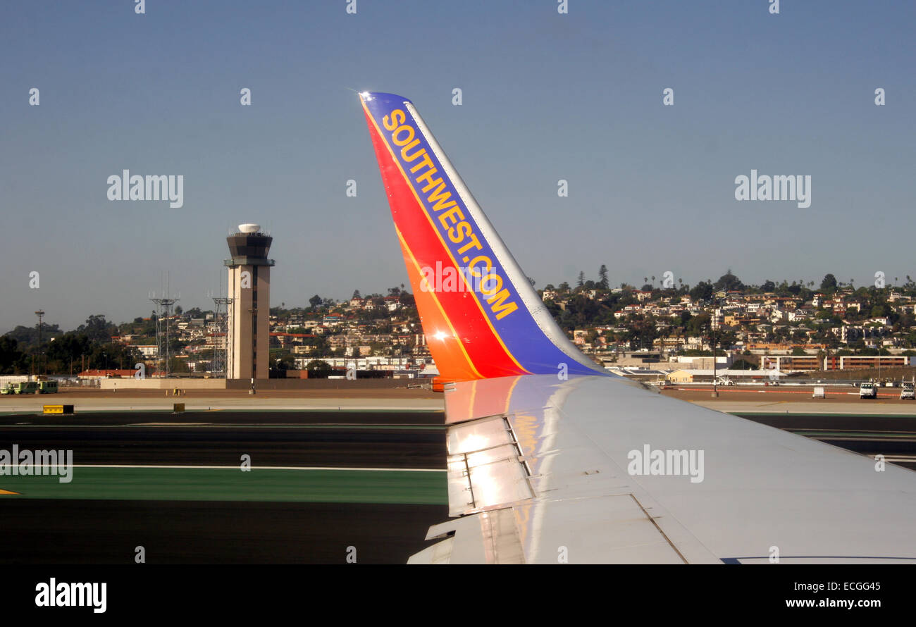 Southwest Airlines jet passando l'aria torre di controllo dell'aeroporto di San Diego, California, Stati Uniti d'America Foto Stock