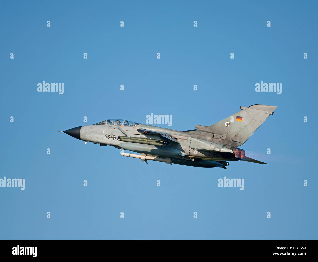 Luftwaffe tedesca Air Force Panavia Tornado ECR 46+54 oltre RAF Lossiemouth, Moray Scozia. SCO 9340. Foto Stock