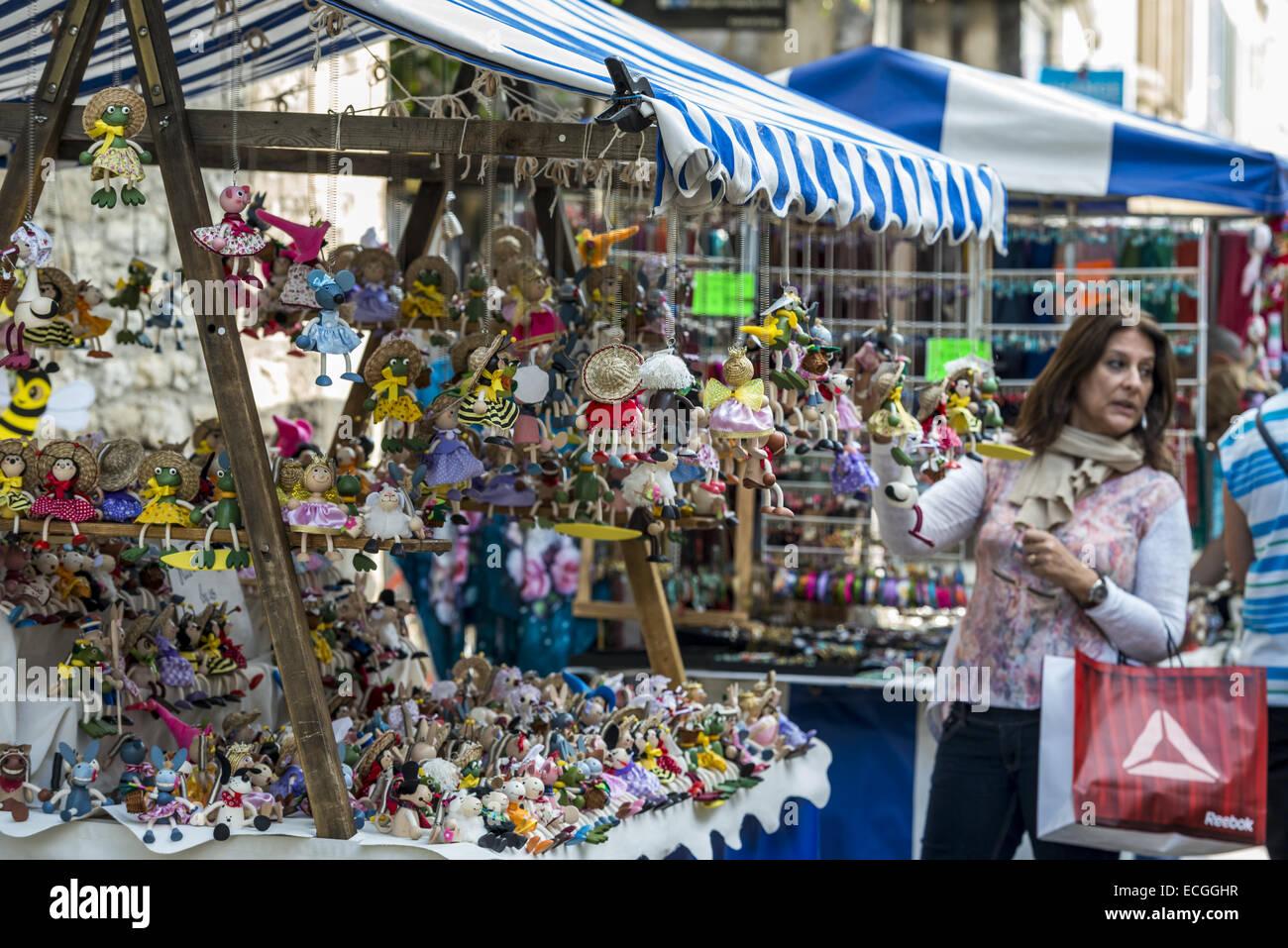 Pressione di stallo di mercato sulla Cornmarket Street a Oxford la vendita di bambole e giocattoli. Foto Stock