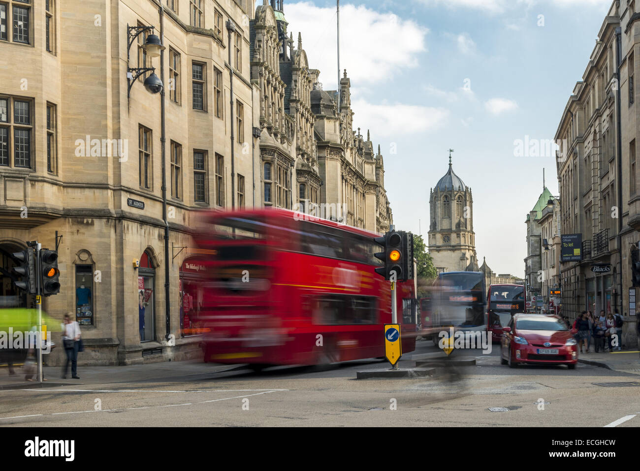 Un bus attraversa Carfax, una strada trafficata il bivio dove St Aldate, Cornmarket Street, Queen Street e High Street a Oxford soddisfare Foto Stock