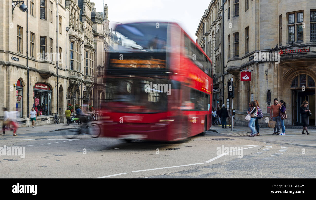Un bus attraversa Carfax, una strada trafficata il bivio dove St Aldate, Cornmarket Street, Queen Street e High Street a Oxford soddisfare Foto Stock