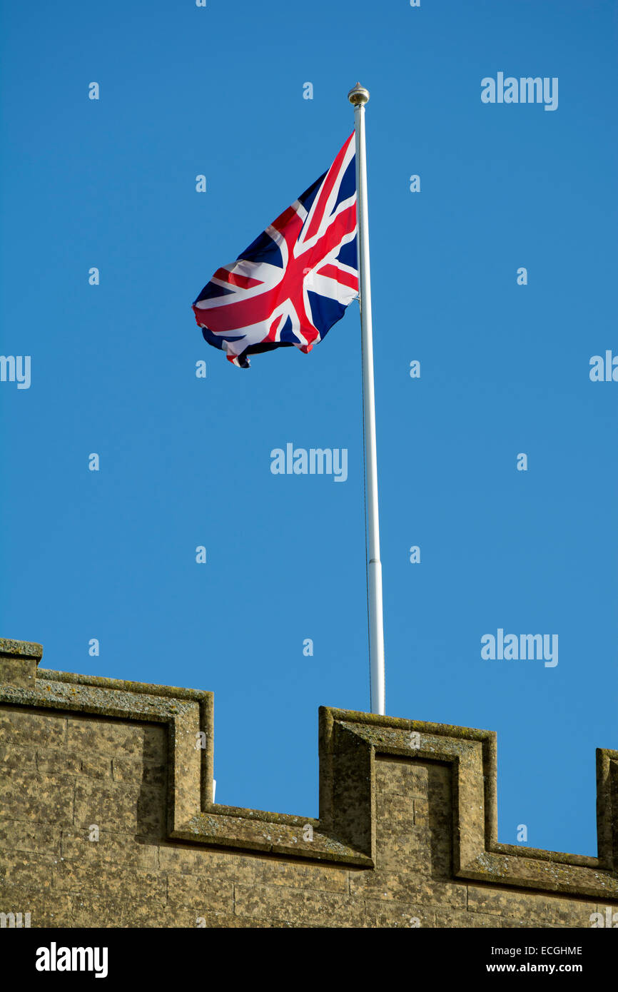 Union Jack flag su Santa Maria e San Pietro Chiesa, Weedon Lois, Northamptonshire, England, Regno Unito Foto Stock