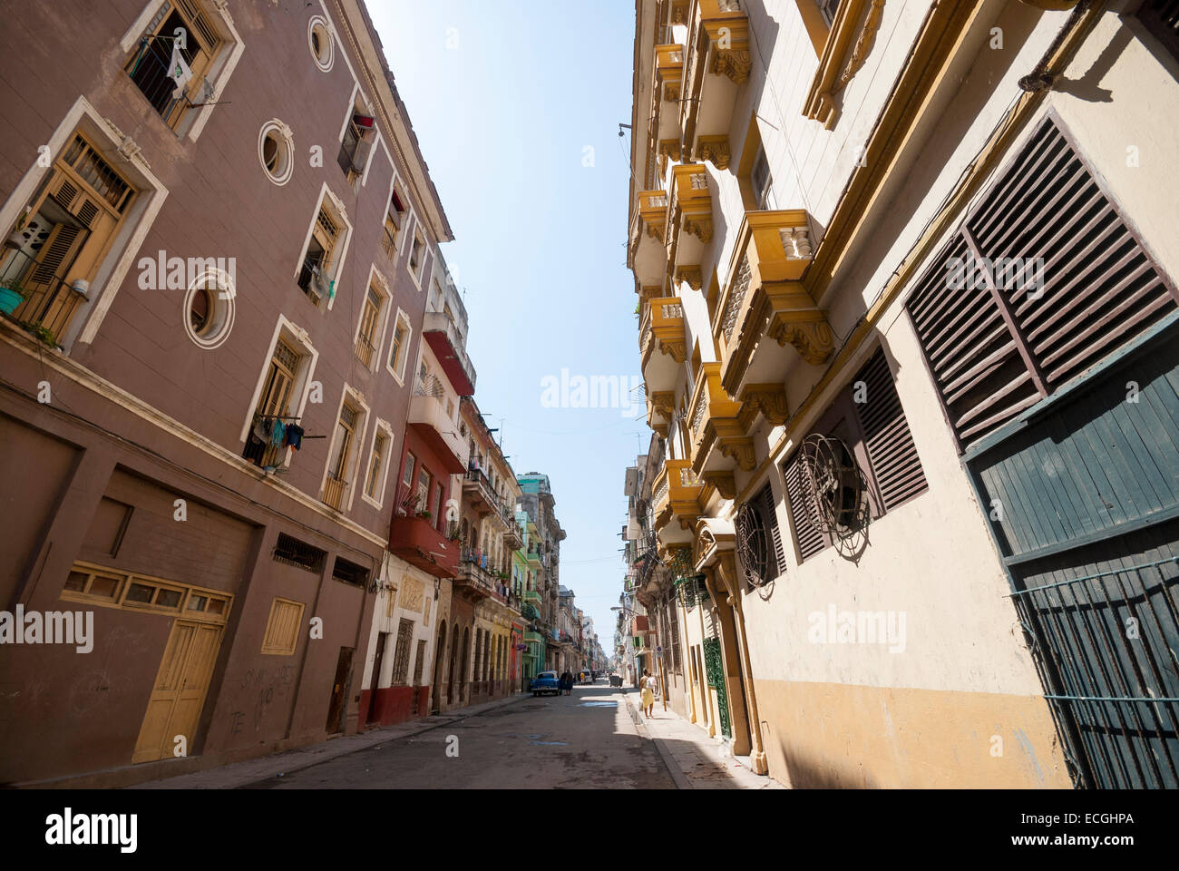 Edifici di appartamenti su un centro di Havana Cuba strada laterale Foto Stock