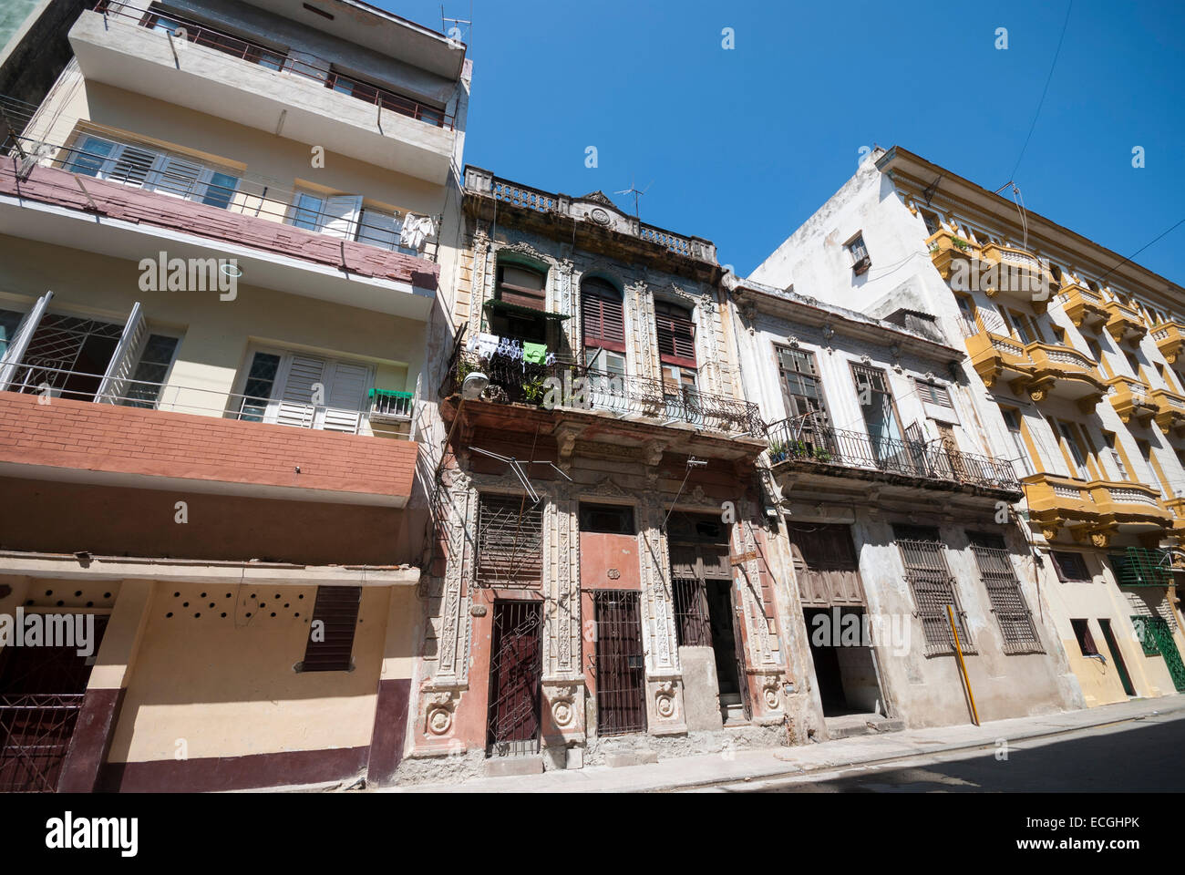 Edifici di appartamenti che necessitano di una riparazione su un centro di Havana Cuba strada laterale Foto Stock