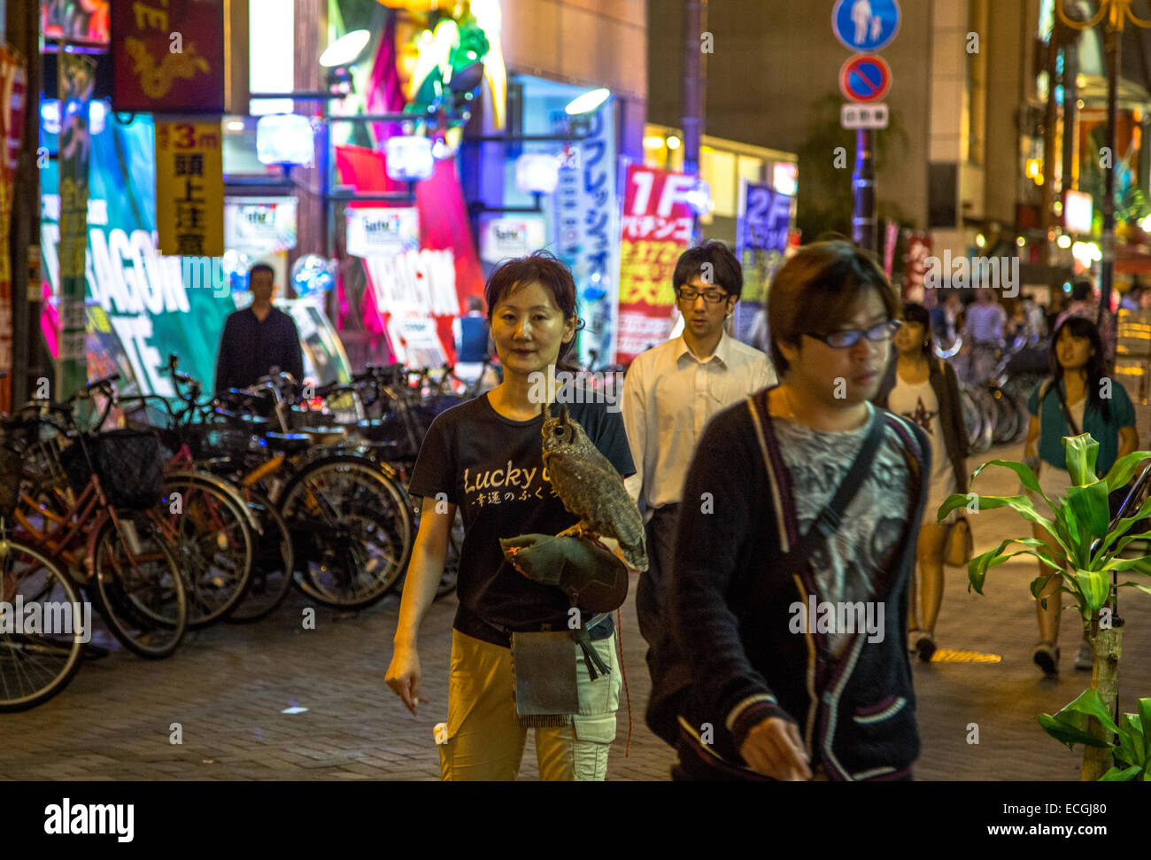 La gente che camminava per strada di Dotonbori dopo il lavoro notturno di Osaka. Foto Stock