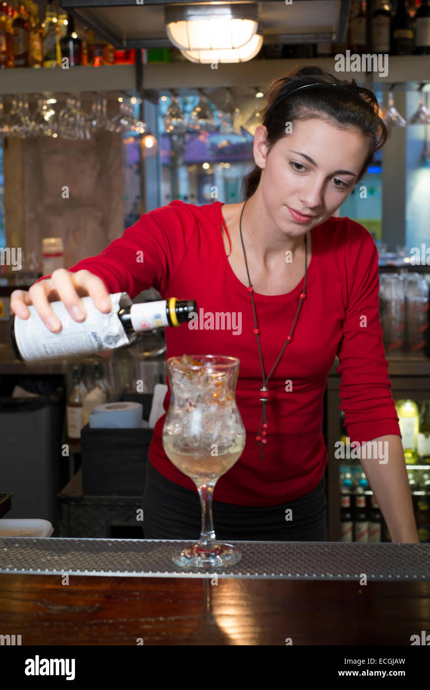 Barista versando drink al bar Foto Stock