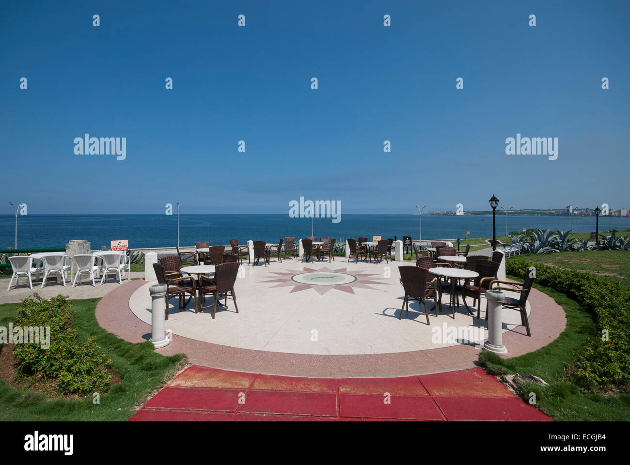 La terrazza del centro storico Hotel Nacional de Cuba affacciato sulla Florida straits e Malecon in Vedado Avana Cuba. Foto Stock