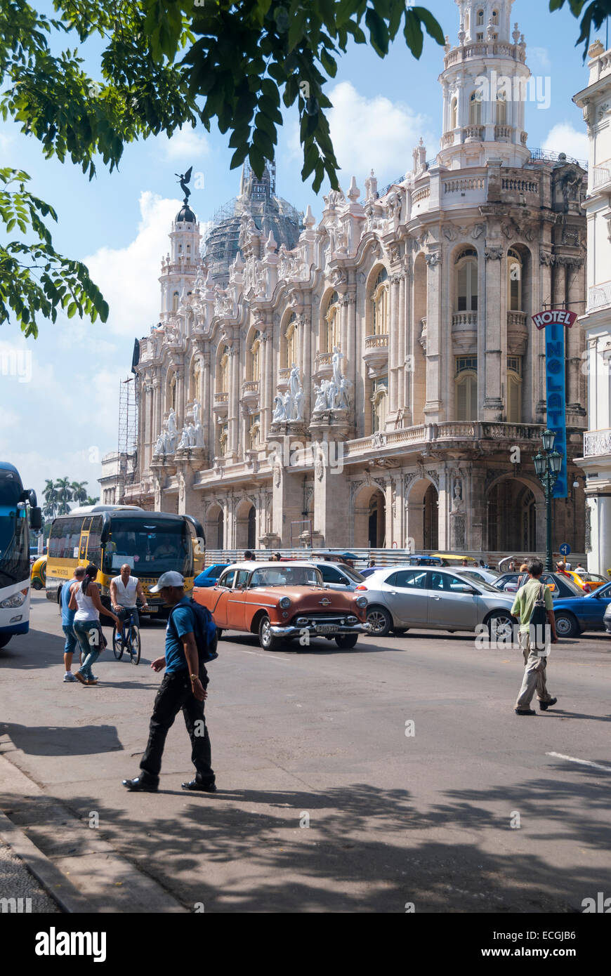 Pedoni tentare di attraversare una strada trafficata di fronte all'Hotel Inglaterra sul Paseo de Marti Paseo del Prado in Havana Cuba Foto Stock