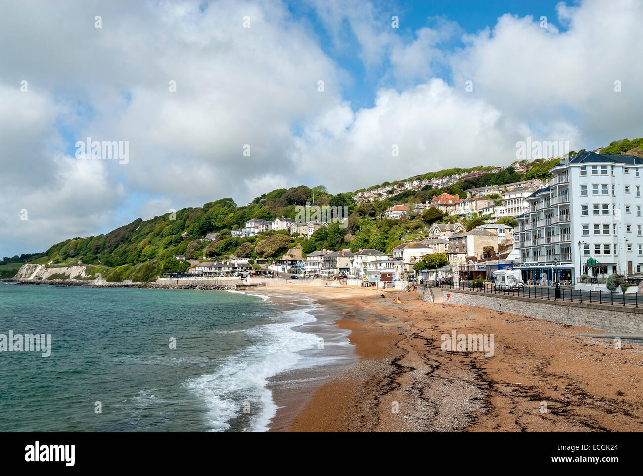 Vista sulla spiaggia presso la piccola cittadina di mare Ventnor presso l'Isola di Wight, l'Inghilterra del sud. Foto Stock