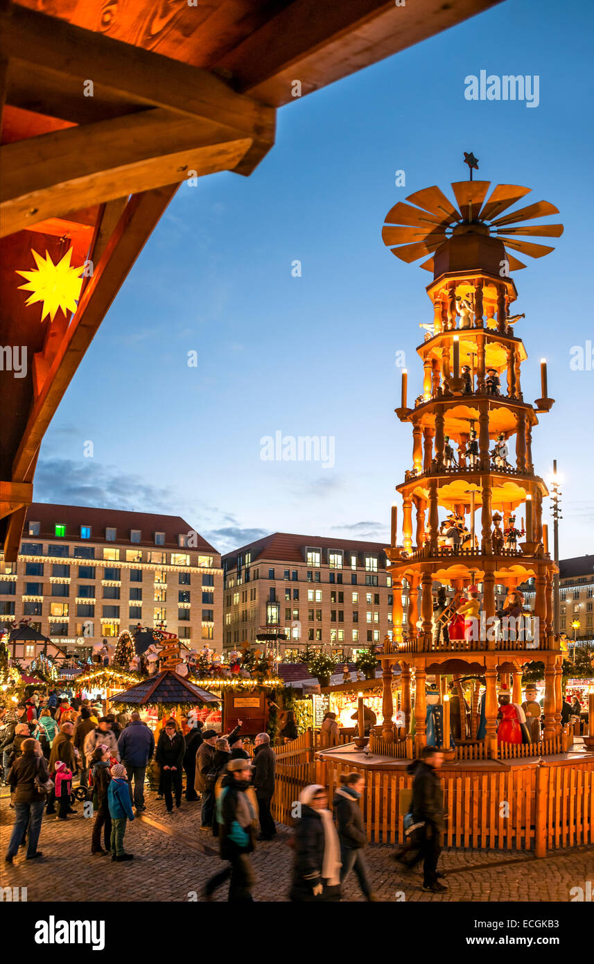 Grande piramide di Natale in legno illuminata al mercatino di Natale di Dresda, Sassonia, Germania Foto Stock