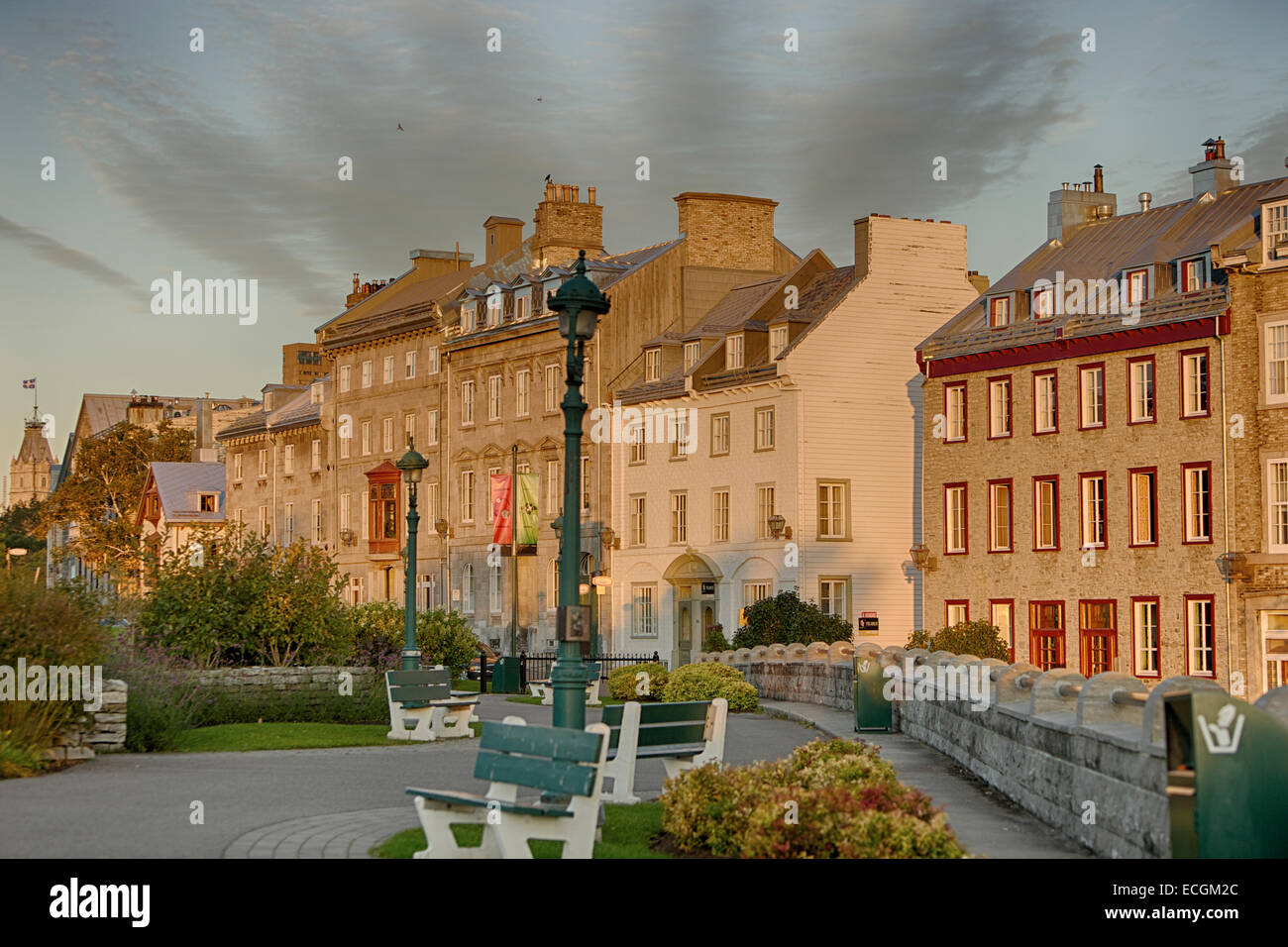 Terrazza St-Denis della città di Québec, illuminata da un caldo sole di mattina presto. Foto Stock