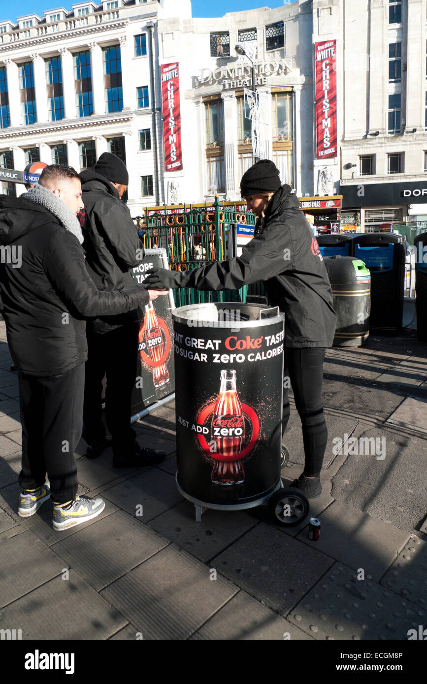Una giovane donna lavoratrice mani libere Zero Coca Cola bevande Londra, UK KATHY DEWITT Foto Stock