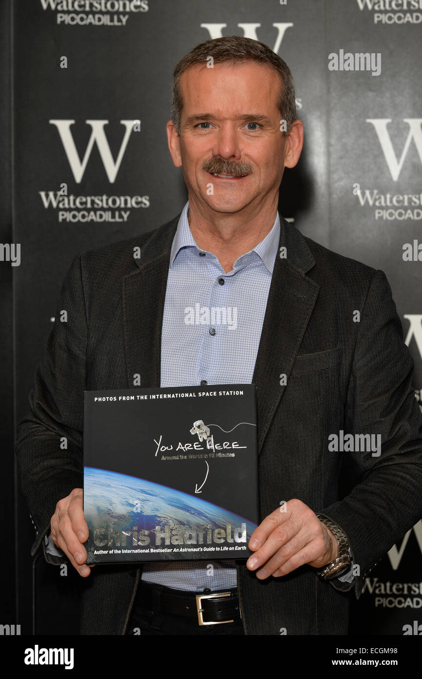 Astronauta canadese Chris Hadfield con il suo libro, siete qui, a Waterstone's, Piccadilly, Londra. Foto Stock
