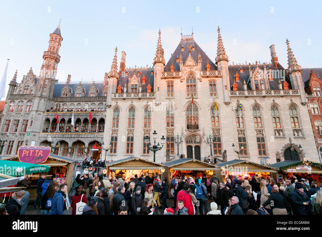 La gente e le bancarelle al mercatino di Natale di Bruges, Belgio Foto Stock