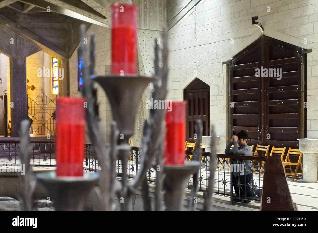 Gerusalemme, Israele. Il 14 dicembre, 2014. Una vista interna del piano terra nella Basilica dell'Annunciazione, che circonda la cripta, un sito centrale per i cristiani come il luogo dove l angelo Gabriele annuncia alla Vergine Maria il suo imminente prodigiosa gravidanza e la conseguente nascita di Gesù. Credito: Nir Alon/Alamy Live News Foto Stock