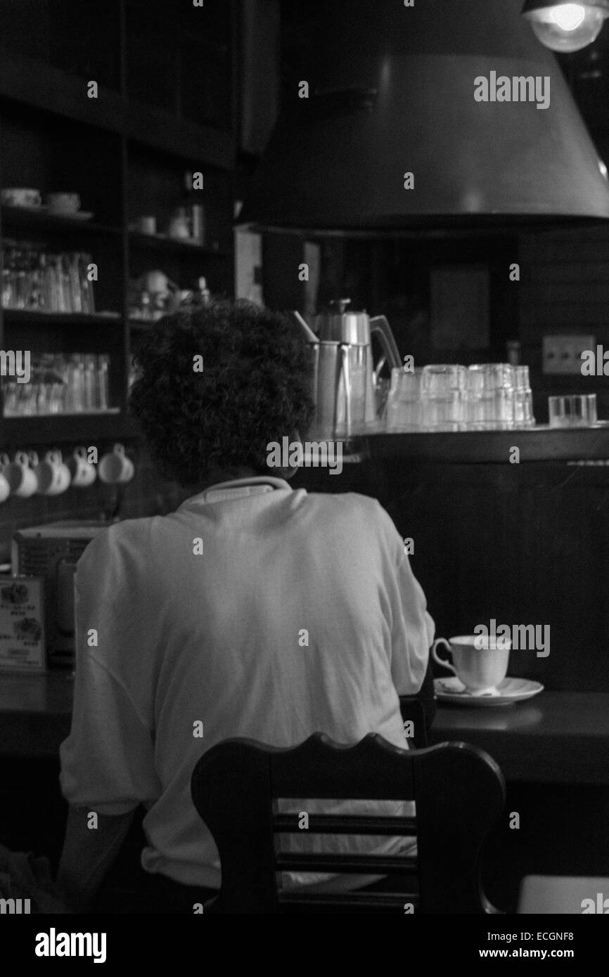 Donna in Osaka Cafe Foto Stock