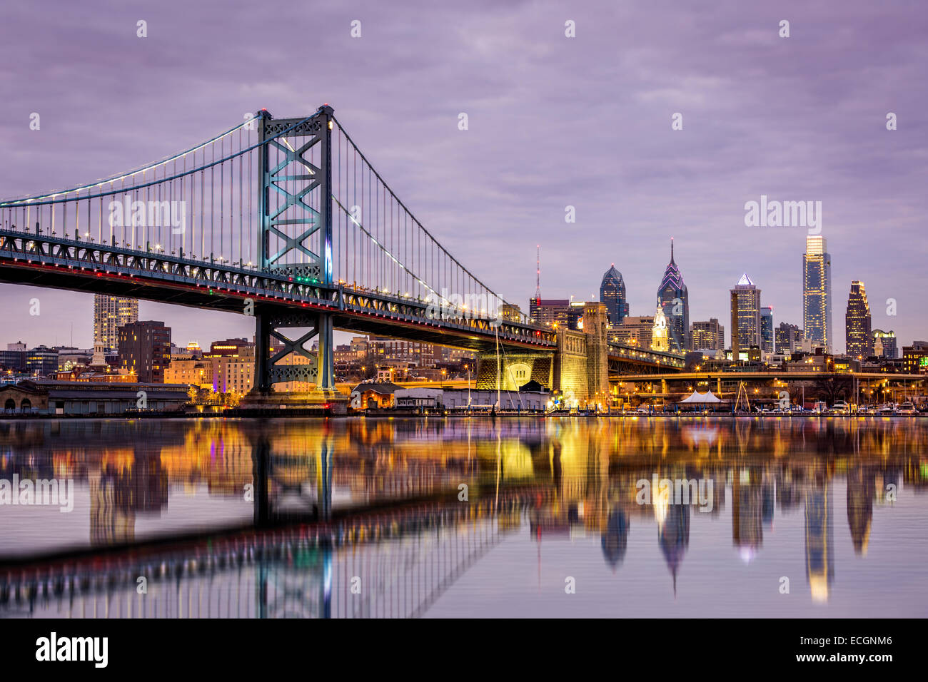 Ben Franklin bridge e dello skyline di Philadelphia, sotto un tramonto viola Foto Stock