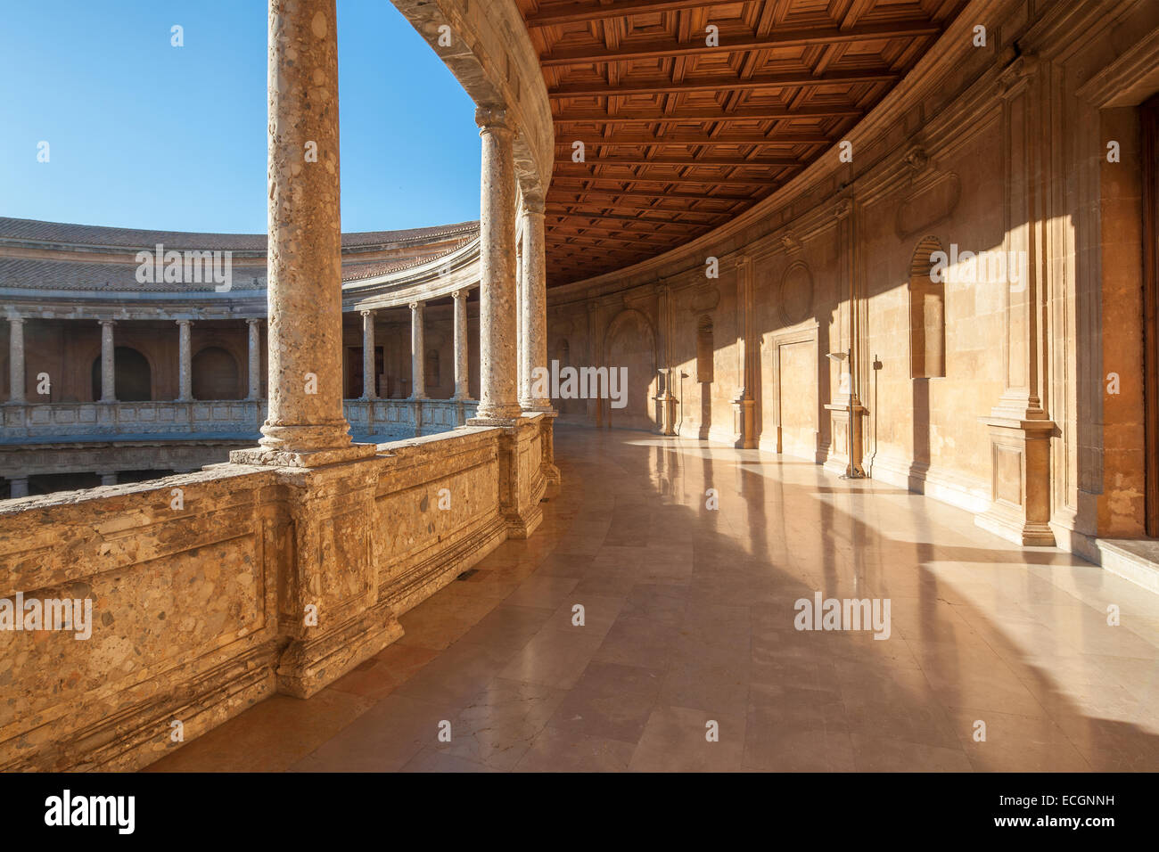 Palazzo rinascimentale del Sacro Romano Imperatore Carlo V nell'Alhambra Granada Spagna. Palacio Carlos V. circolare interna del cortile. Foto Stock