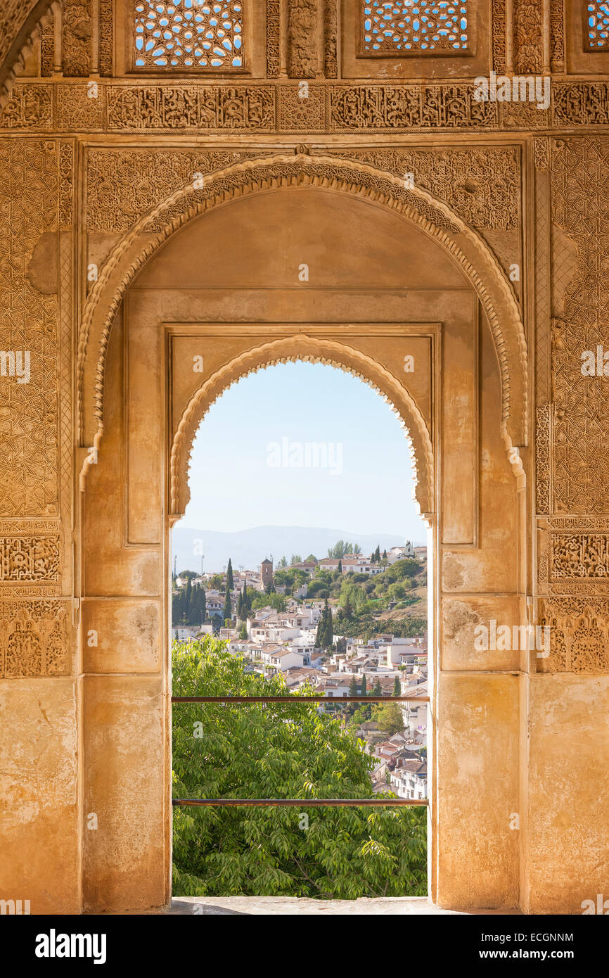 Granada Spagna, El Albaycin, il quartiere arabo e Barrio Sacromonte. Vista da una finestra del Generalife palazzo della Alhambra Foto Stock