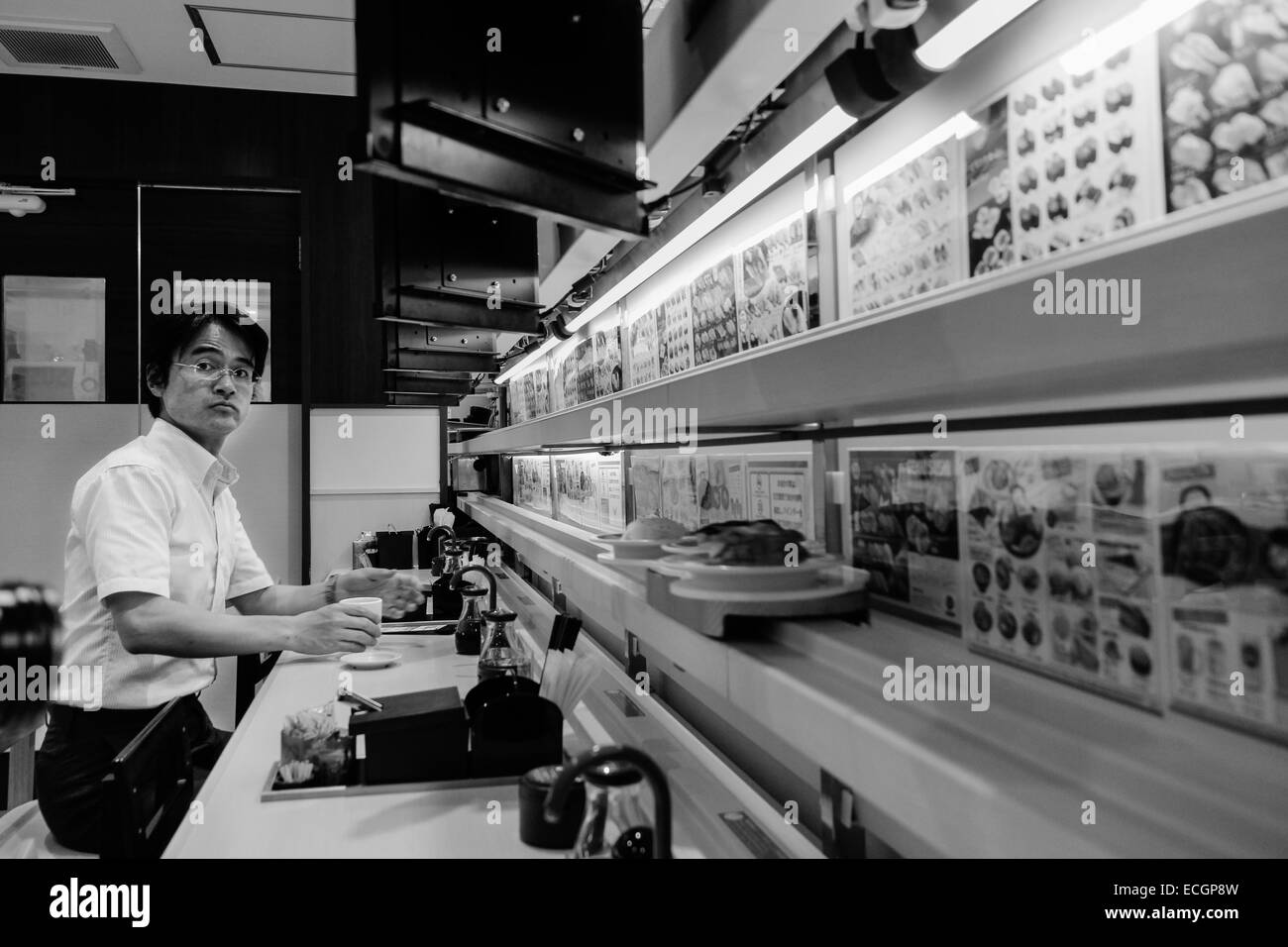 Uomo in una Tokyo Ristorante di Sushi Foto Stock