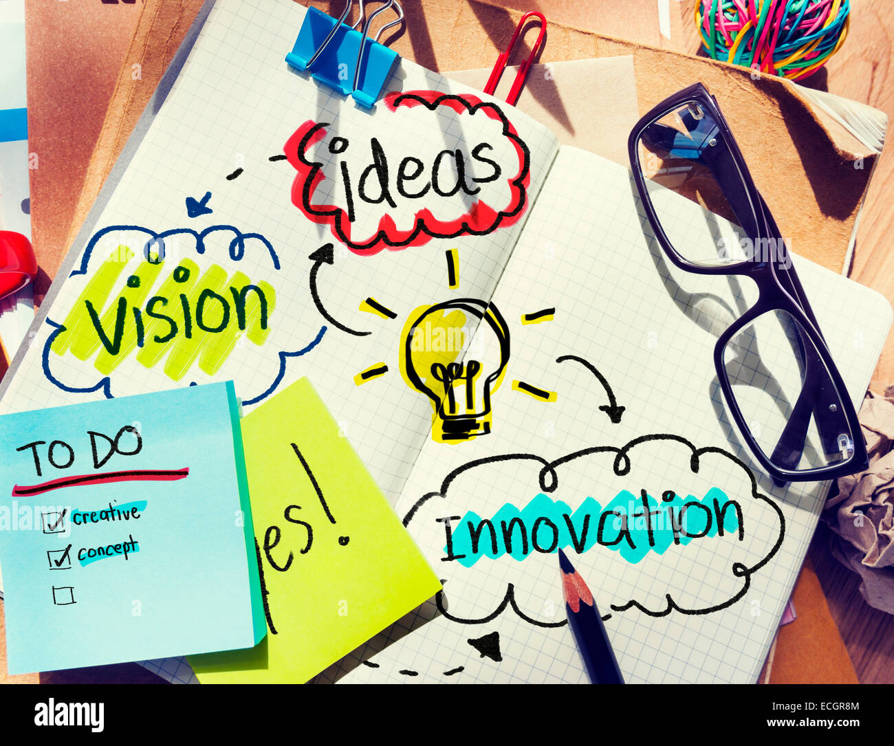 Confusa scrivania da ufficio con idee e visione Foto Stock