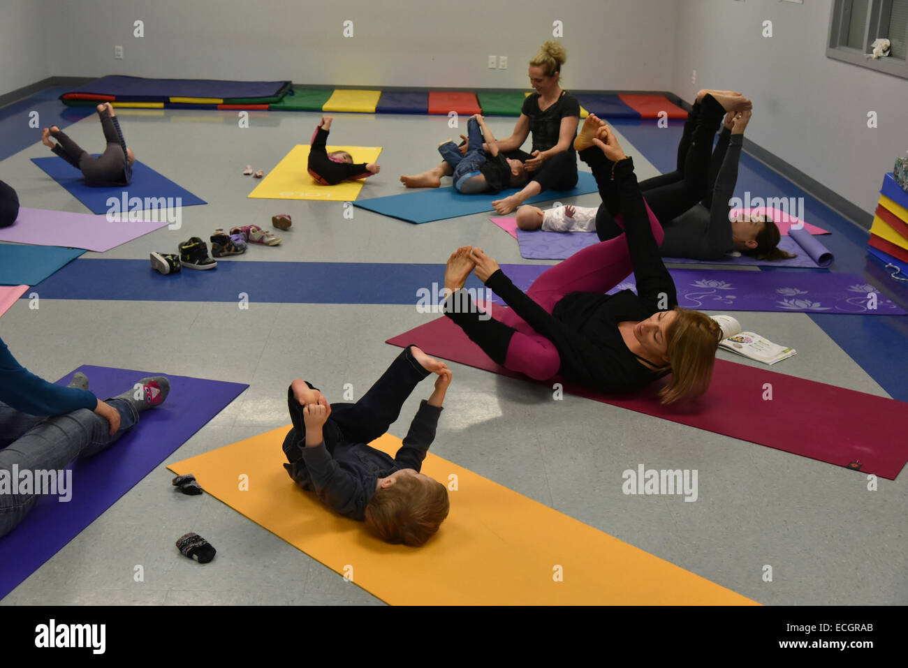 Neonati fare yoga in asilo nido Foto Stock