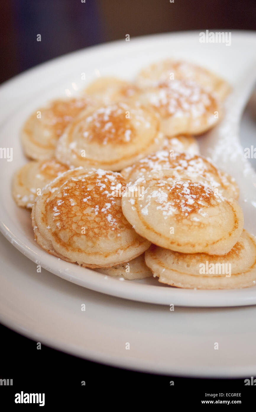 Morso dimensioni North American dollar pancakes, spolverato con zucchero a velo. Foto Stock