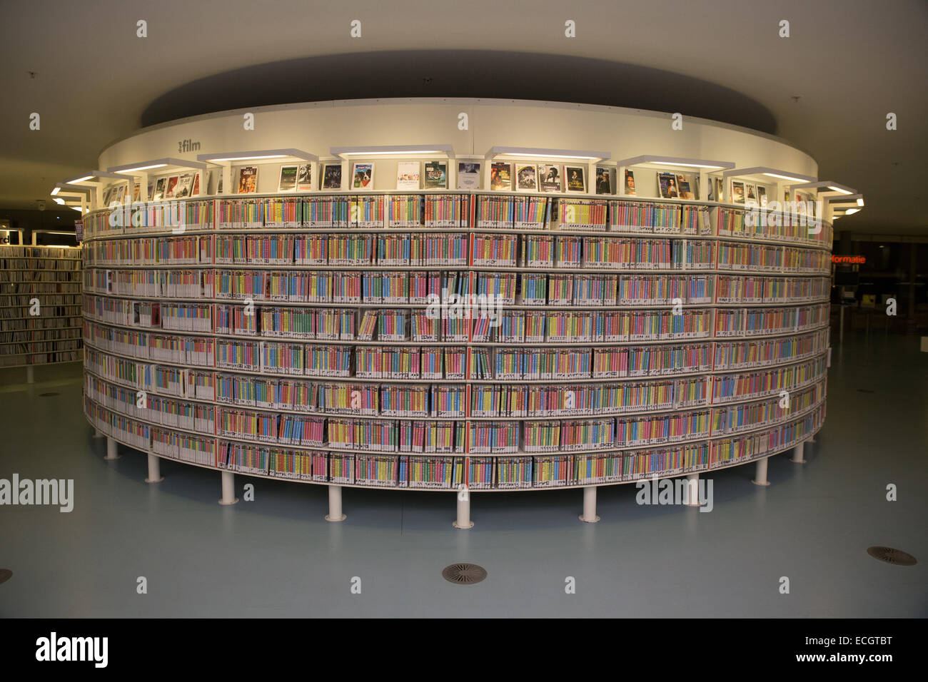 Circolare libreria dvd ripiano interno Amsterdam biblioteca pubblica in Europa Foto Stock