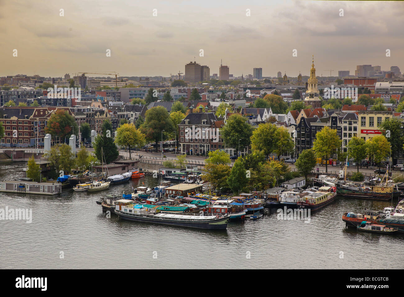 La città di amsterdam vista fiume di acqua edifici Foto Stock