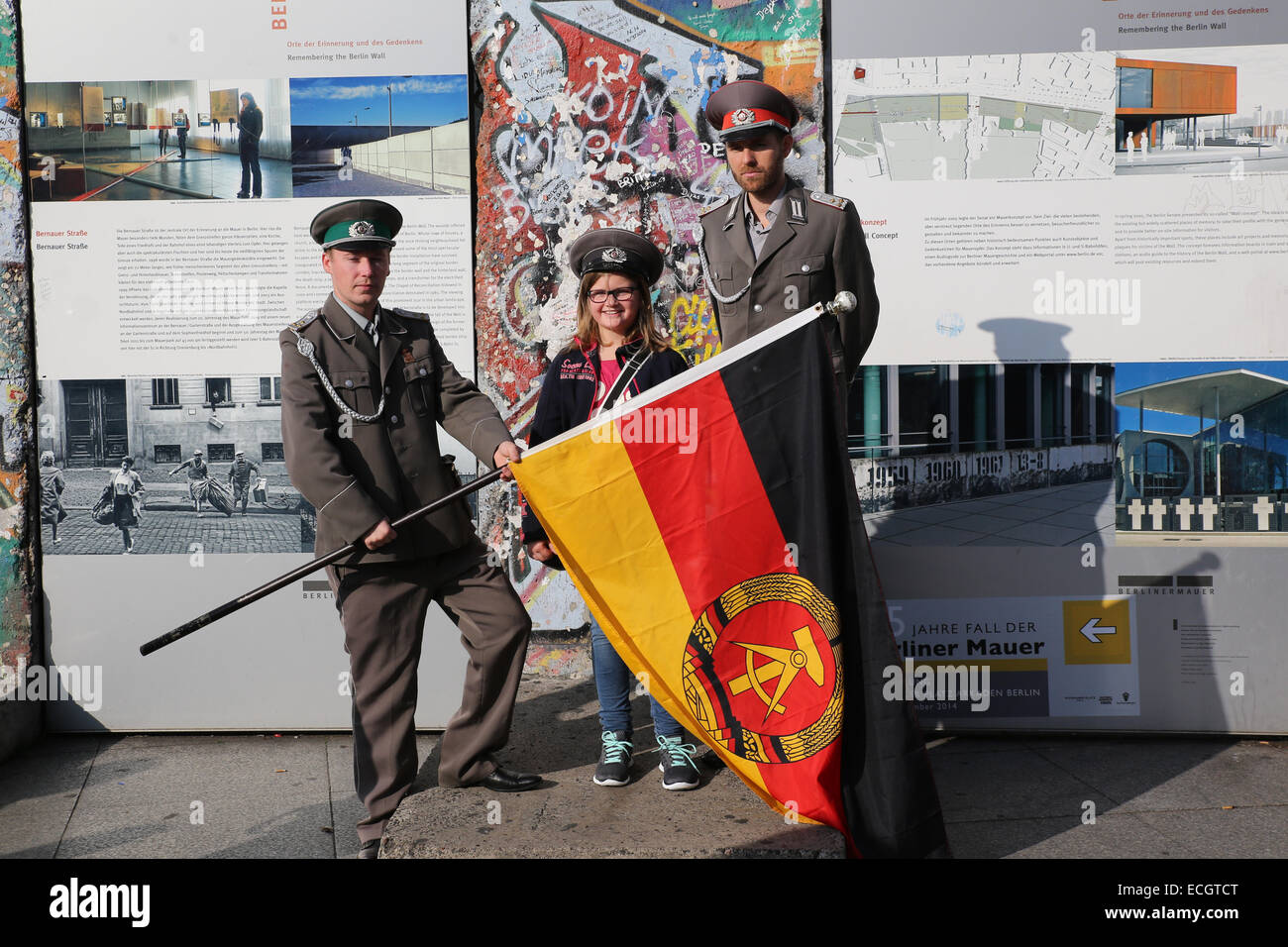 Ragazza giovane inviare foto soldato tedesco Berlino Foto Stock