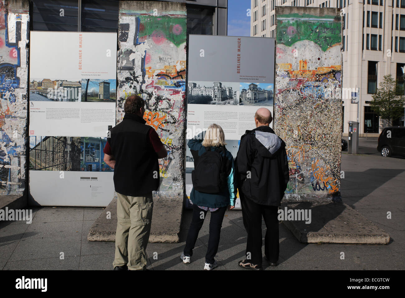Le persone in cerca del muro di Berlino in rimangono Foto Stock
