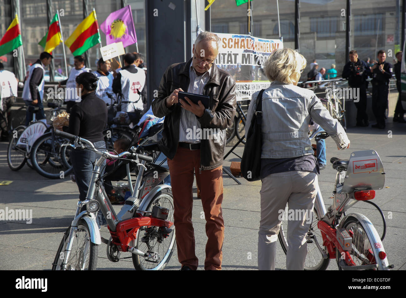 Il vecchio uomo tourist controllare ipad tablet direzione bicicletta pedalando berlin Foto Stock